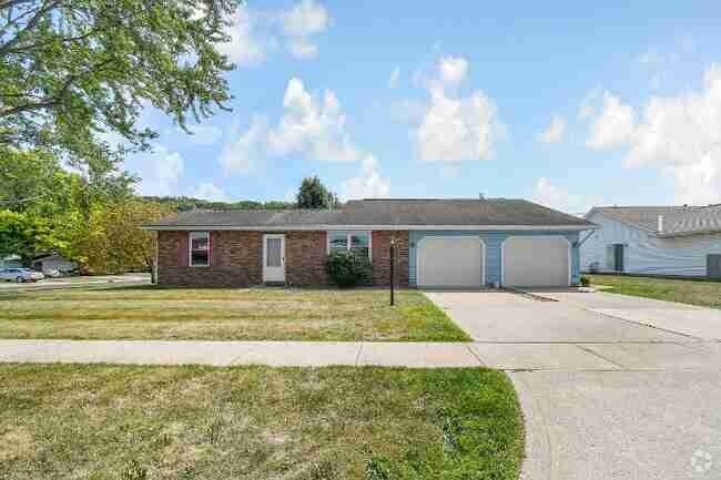 Building Photo - 657 E Crest Dr Unit b Rental