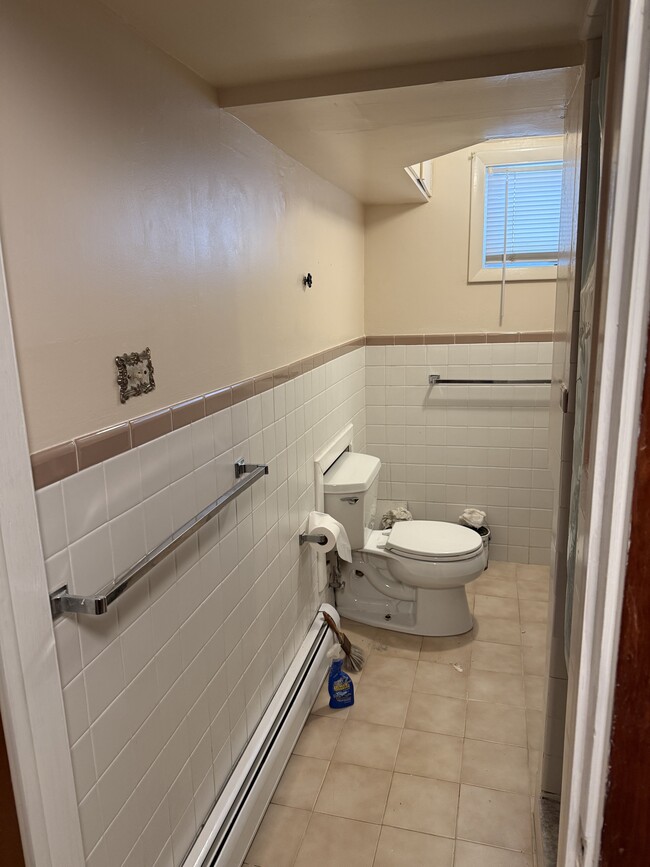 Building Photo - 21 Meadow Ln Unit Basement Apt