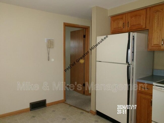 Building Photo - 2551 S 68th St