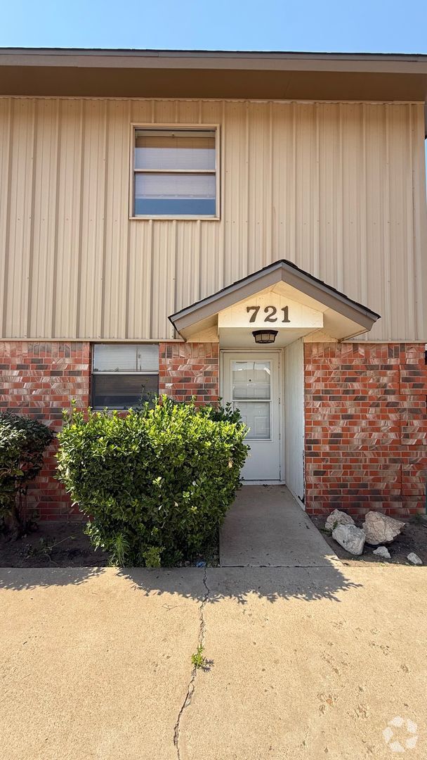 Building Photo - Spacious 2 Bedroom Apartment Available in ...