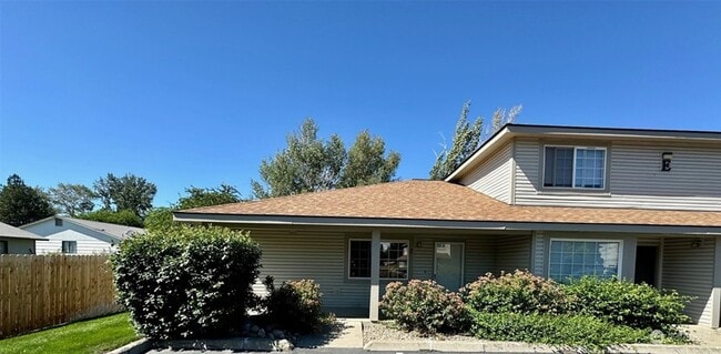 Building Photo - Gorgeous 2-Bedroom, 1-Bathroom Condo for Rent Unit 7