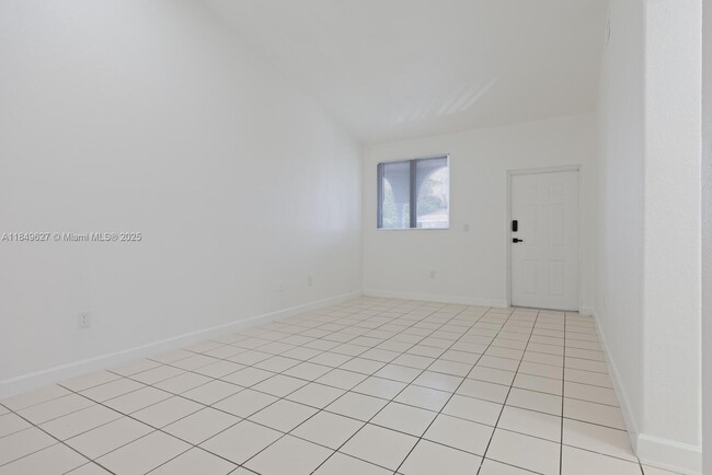 Building Photo - 1663 SE 27th Dr Unit 208 Rental