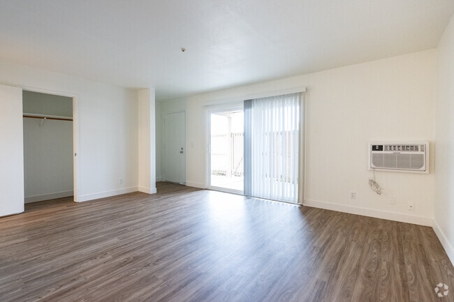 1BR, 1BA - 714SF - Living Room