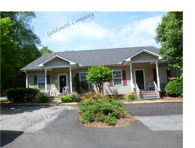 Building Photo - 207 B Hillandale Road Rental