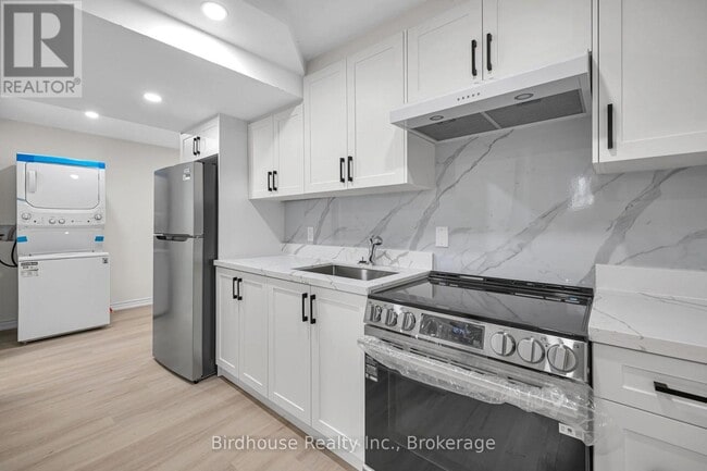 Photo - 108 Lindsay St S