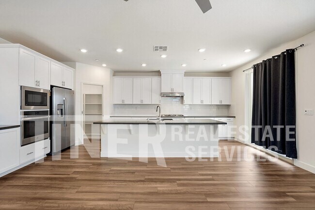 Spacious 3 Bedroom Roseville Home with hug... - Spacious 3 Bedroom Roseville Home with hug...