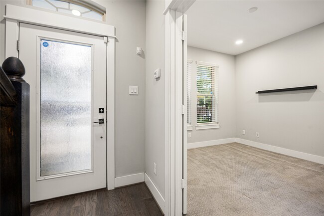 Photo - 707 Schwartz St