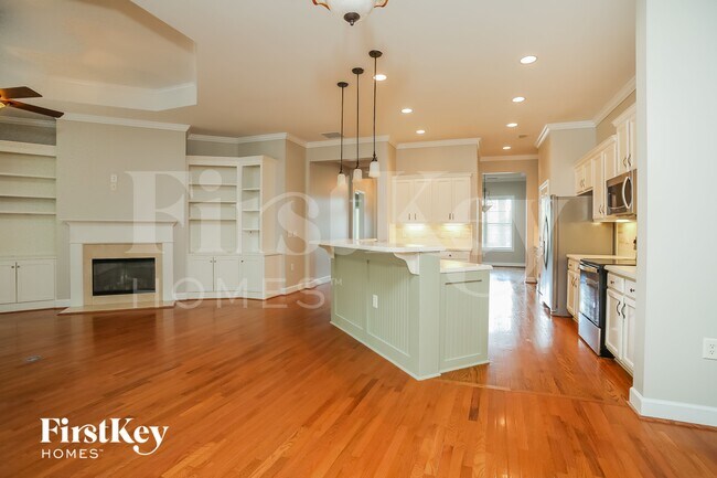207 Hickory Nut Ln