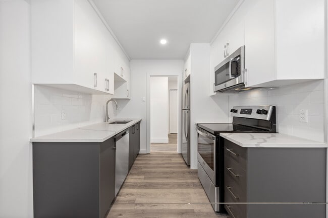 Building Photo - 2015 Av Elmhurst