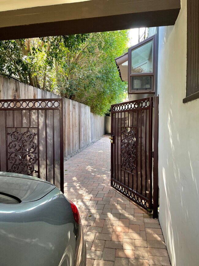 153 S La Peer Dr Unidad Charming Guesthouse