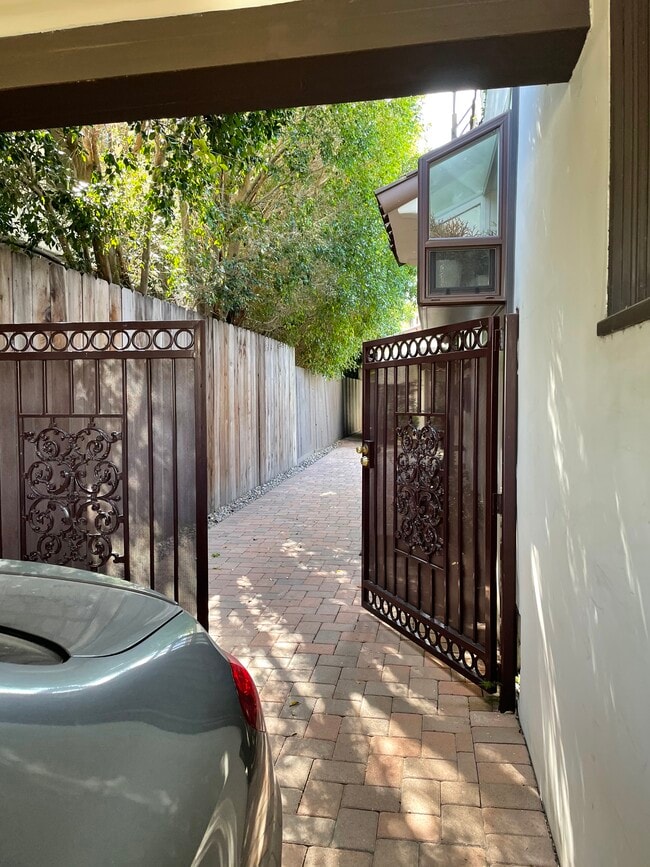 Photo - 153 S La Peer Dr Unidad Charming Guesthouse