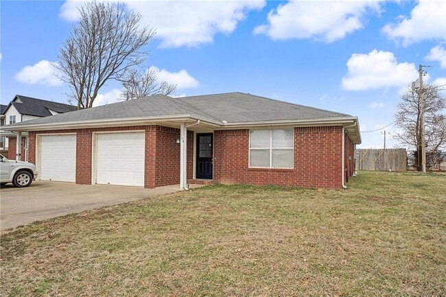 Building Photo - 194 Hall Dr