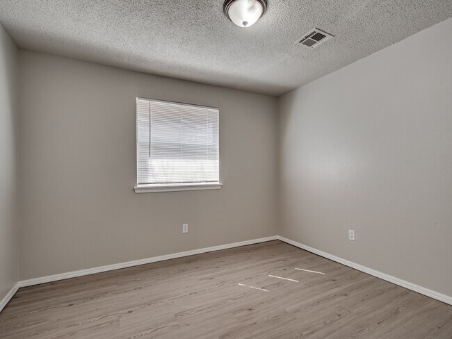 Photo - 1525 McGregor Dr