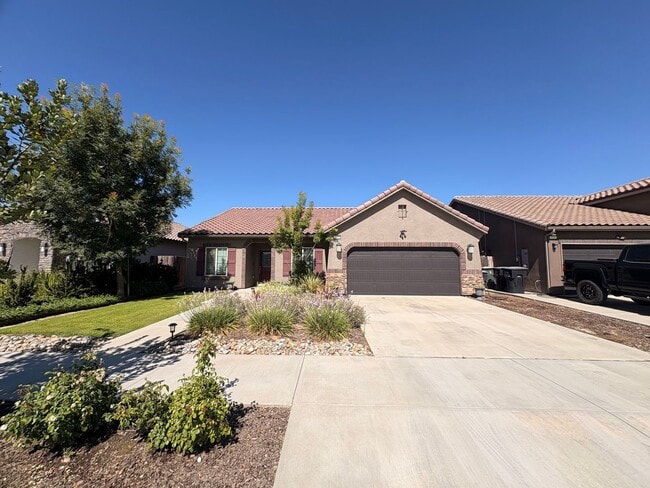 Building Photo - 3 bedroom, 2 bathroom home for rent in Southeast Visalia