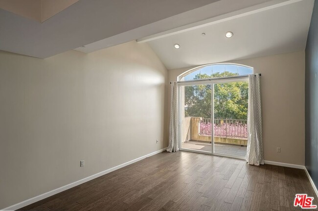 Photo - 1625 Granville Ave Unidad 301