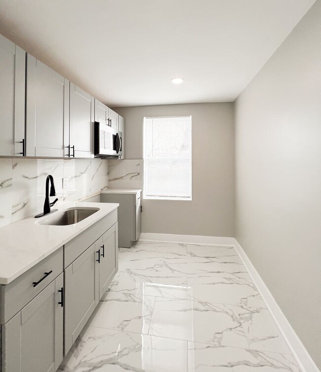 Building Photo - 5548 Woodland Ave Unit B