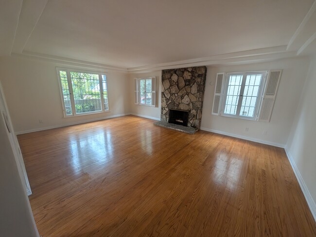 Building Photo - 1219 Hi Point St Unit 1219 Rental