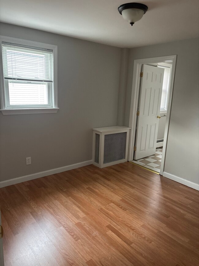 1/3 bedrooms with en suite bathroom. - 27 Elm St Apartamentos Unidad #1