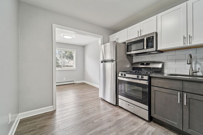 Garden Kitchen - Haledon Estates Apartments