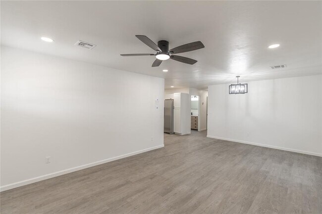 Photo - 533 Parkhill Cir