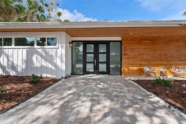 Photo - 4879 Commonwealth Dr