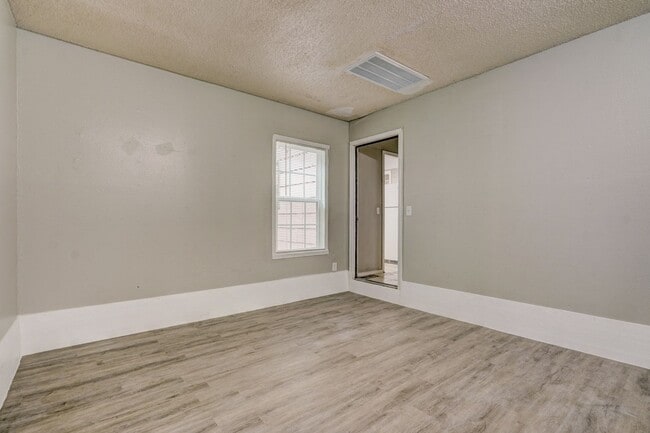 Photo - Bradfred Street 3815/3817 Unit 3815