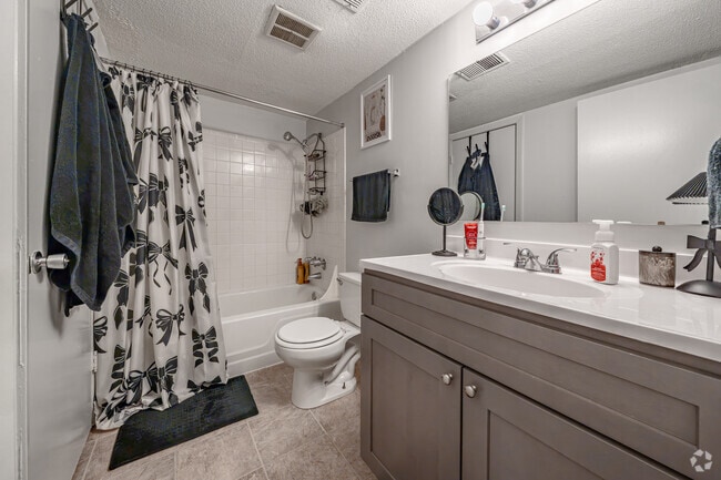 1BR, 1BA - 725SF - Bathroom