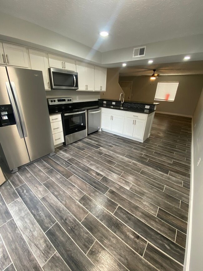 Building Photo - 3233 Summerhill Ln Rental