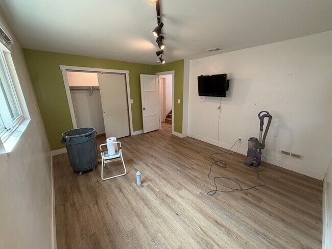 Photo - 565 W Midway Blvd