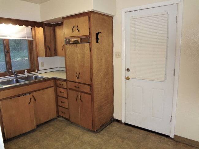Photo - 2 Bed, 2 Bath Apartment off University Ave. w/ Hardwood Flooring Unit 2