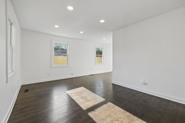 Photo - 902 Broadmoor Dr