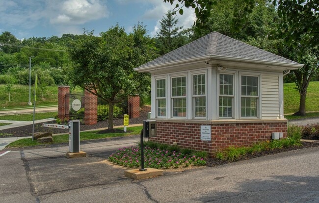 Photo - 3-Bedroom Ground-Level Unit with Rear View...