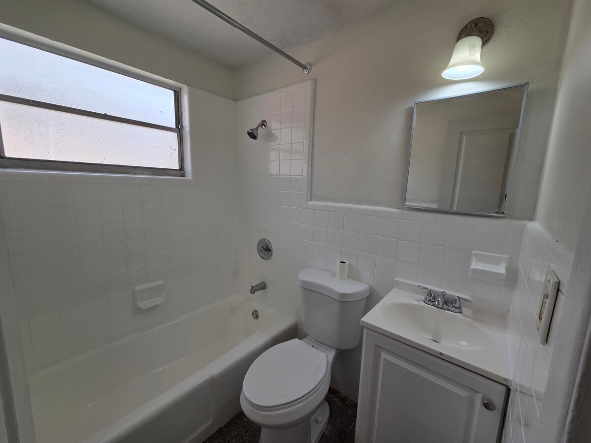 Photo - 8421 N 16th St