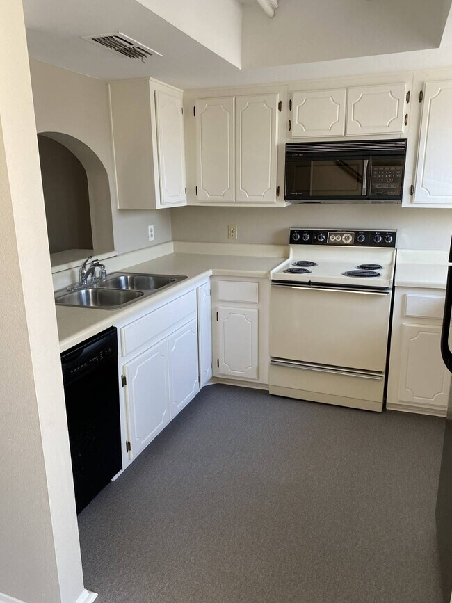 Photo - 820 W 14th St
