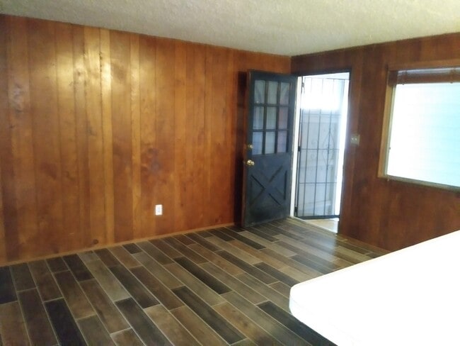 Sala de estar y puerta de entrada - 355 Olive St Unidad 355 #1/2 Olive street