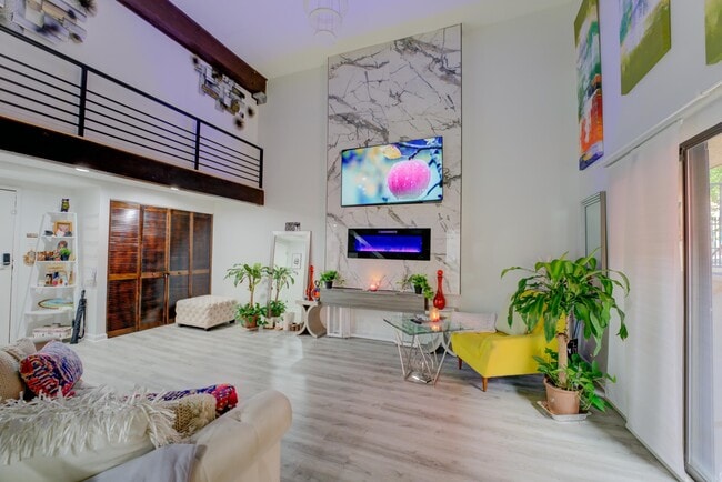 Photo - 107 S Front St