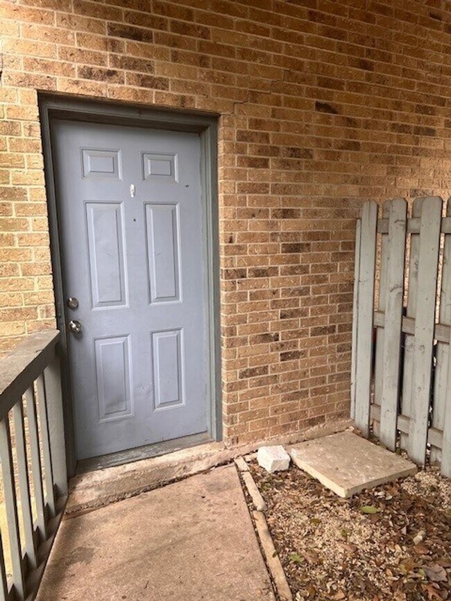 Photo - Hu Properties2 (3308 Dunliegh Dr) Unidad A