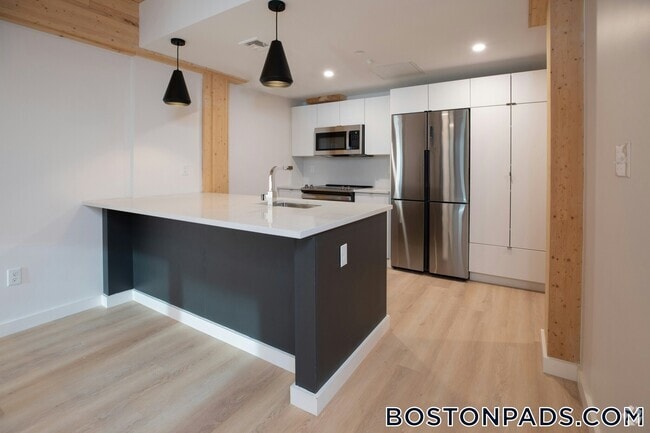 Building Photo - 11 E Lenox St Rental