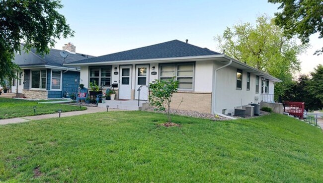 Building Photo - Beautiful Studio Apartment in Minneapolis - Available 7/24! Unit 2
