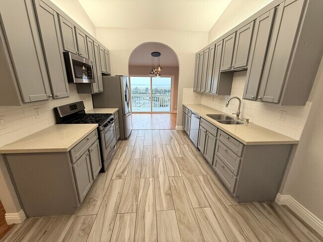 Photo - 533 Bustos Pl