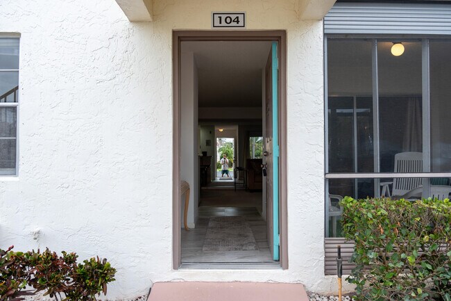 14896 Bal Moral Ln Unidad 104