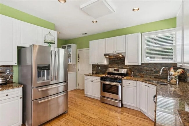 Photo - 805 Yosemite Dr NW