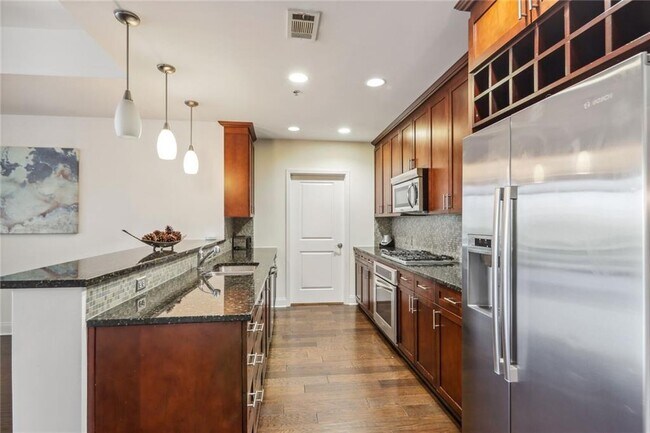 270 17th St NW