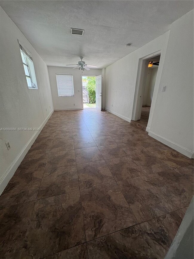 Building Photo - 410 Pinecrest Dr Unit 2