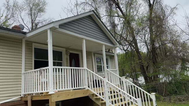 Building Photo - 13 Scott Ave Unit AptB