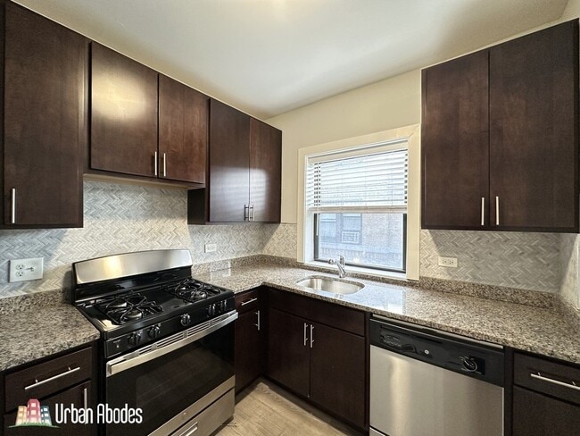 Building Photo - 703 W Brompton Ave Unit A01C