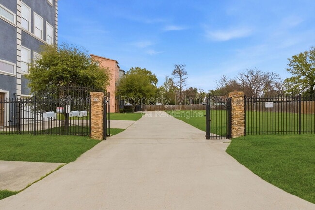 Photo - 408 Eichwurzel Ln