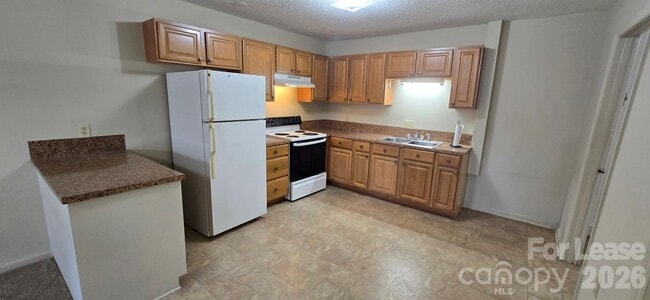 Building Photo - 517 Hickory St Unit 28