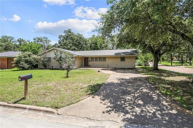 Photo - 305 W Brookside Dr