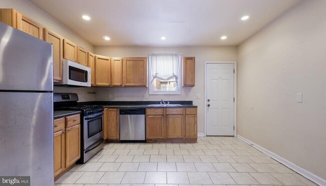 Photo - 731 Carpenter St